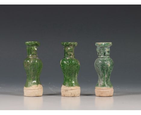 China, twee miniatuur oker geglazuurde aardewerken kandelaars en drie groen geglazuurde vaasjes, Ming-dynastie (1368-1644), d