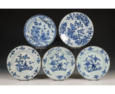 China, collectie blauw-wit porseleinen borden, 18e eeuw, bestaande uit een set van drie en twee enkele borden, alle beschilde