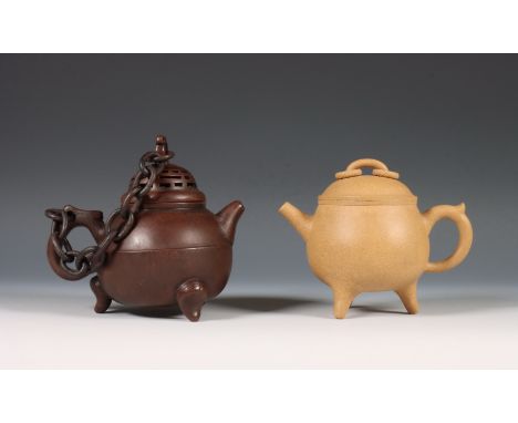 China, twee Yixing aardewerken theepotjes en deksels, 20e eeuw, een lichtgekleurd, de ander donker, beide gemerkt met zegelme