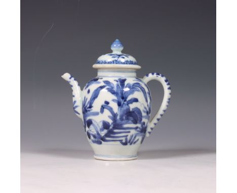 Japan, blauw-wit porseleinen theepotje, 18e eeuw, beschilderd met bomen en planten (deksel niet bijpassend, tuit met chip) h.