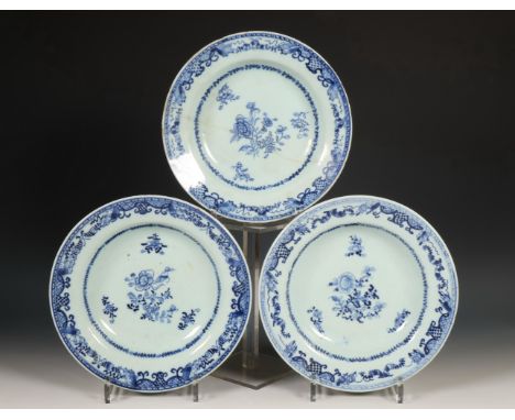 China, blauw-wit porseleinen gedeelte van een dinerservies, laat 18e eeuw, bestaande uit een serveerschotel, een groot bord, 