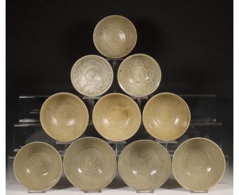 China, tien celadon geglazuurde kommen, Noordelijke Song-dynastie, 10e-12e eeuw, met gestileerde florale en gekamde decoratie