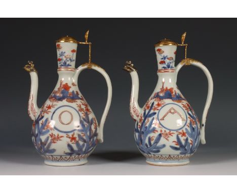 Japan, Imari porseleinen olie-en azijnkannetjes, ca. 1700, een met cartouche 'O', de ander met 'A', beide peervormig en besch