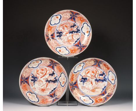 Japan, set van drie Imari porseleinen borden, 19e eeuw, elk beschilderd met feniksen en bloemen, de randen met panelen met gr