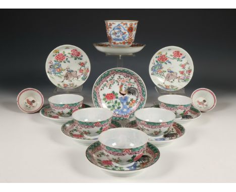 China, collectie polychrome porseleinen koppen en schotels, 18e-20e eeuw, bestaande uit een kop en een paar schoteltjes met j