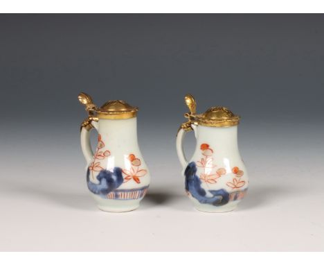 Japan, paar miniatuur Imari porseleinen kannetjes, ca. 1700, beide beschilderd met bloementuin en gemonteerd met vuurvergulde