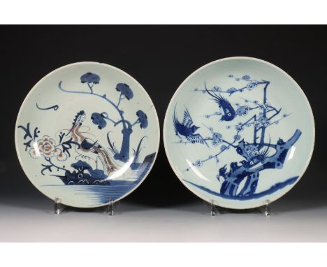 Japan, twee blauw-wit porseleinen schotels, 18e eeuw, een gedecoreerd met een feniks, de ander met vogels op prunustakken (de