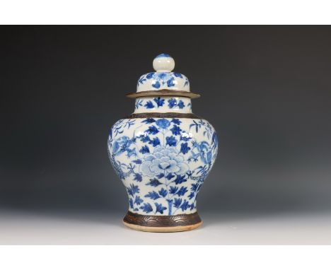China, blauw-wit porseleinen dekselpot, begin 20e eeuw, gedecoreerd met draken en pioenen, met apocrief Qianlong vierkarakter