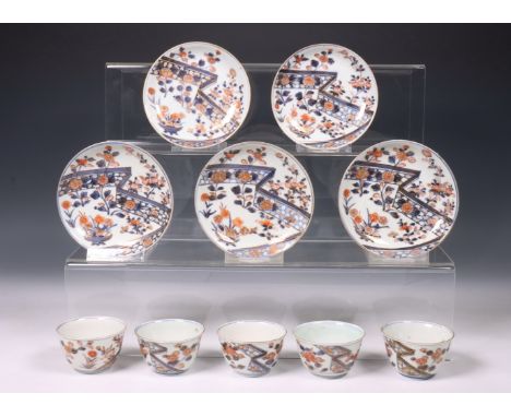Japan, set van vijf Imari porseleinen koppen en schotels, Edo periode (1603-1868), beschilderd met een ommuurde bloementuin (