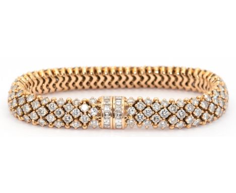 Brillant-Armband, 18 k GG, dreireihig besetzt mit Brillanten von zus. ca. 18 ct., VVSI-VSI/W, anschmiegsam gearbeitet, ges. 6