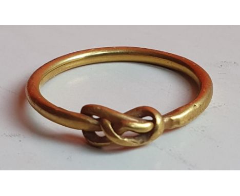 A Tudor gold finger ring, worked with a knot design, 21mm diameter.