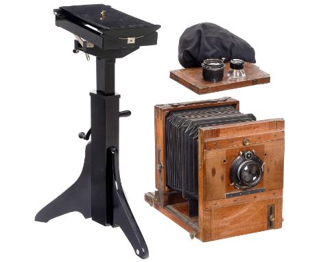 Atelierstativ und Reisekamera1) Deutsches Dreibein-Atelierstativ, um 1920, schwarz lackiert mit Nickelbeschlägen, verstellbar