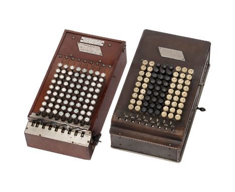 2 Comptometer-Rechenmaschinen und 1 Aktie1) Comptometer Modell No. 1 in Mahagonigehäuse, 1887, Schaltschwingenmaschine, herge