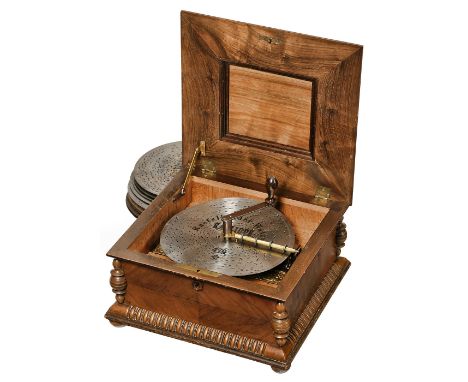 Plattenspieldose Kalliope Nr. 52, um 1900 Hersteller: "Kalliope Musikwerke, Leipzig". Für Blechplatten Ø 23,5 cm, 49 Töne im 
