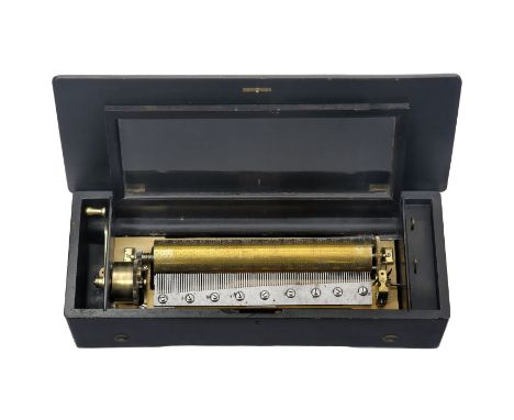 Walzenspieldose, um 1890Nr. 16121, 8 Melodien, 93 Töne im Stahlkamm (ein Zahn mit nicht klingender Reparatur, zwei äußere Dis