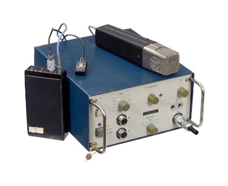 Drahtlose Studiomikrophonanlage von RFT, 1981VEB Mikrofontechnik Gefell, DDR. Bestehend aus: 1) Bühnenmikrophon HH 720, mit a