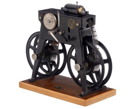 Hahn-Goerz-Heimkino, um 1923Hahn-Goerz, Kassel. Tisch-Kinematograph für 35mm-Film auf 250m-Spulen (auf einer Spule Filmfragme