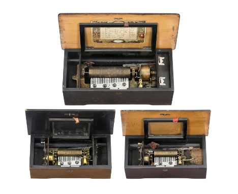 3 kleine Walzenspieldosen, um 1895Nr. 4693, mit 6 Melodien, Stahlkamm mit 32 Tönen (komplett), Walnußfurnier-Gehäuse mit Jock