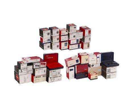 41 verschiedene Leica-Schachteln, -Schatullen und -VerpackungenLeica/Leitz. 1-3) Leica M-Objektive. - 4-7) Leica CL- und M-Zu