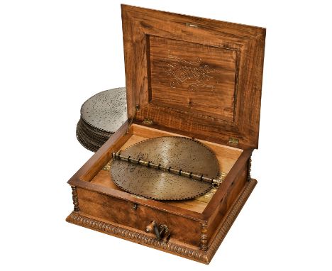 Plattenspieldose "Kalliope Nr. 108G"Hersteller: "Kalliope Musikwerke, Leipzig". Für Blechplatten Ø 45 cm, mit 10 Glocken und 