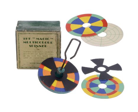 Farbkreisel, um 1920England. The "Magic" Multicolour Spinner, schwerer Drehkreisel Ø 84 mm aus Metall, mit 3 Farbkarten, 2 Se