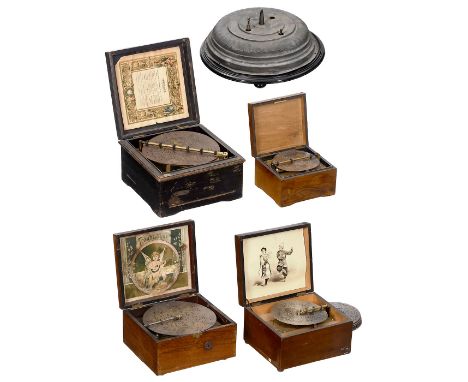 4 Plattenspieldosen und ein Weihnachtsbaumständer zum Restaurieren, um 19001) Kalliope, für 18cm-Platten, 36 Töne im Stahlkam