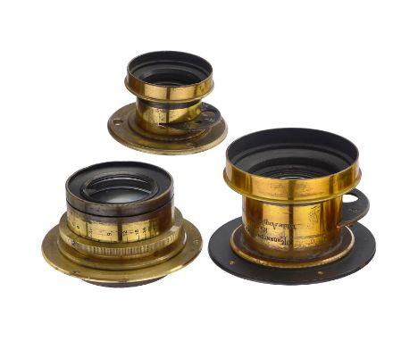 3 Weitwinkel-Messingobjektive, um 1900Alle drei mit Anschraubring. 1) Thornton-Pickard 8 ½ x 6 ½ Wide Angle Rectilinear, F ca