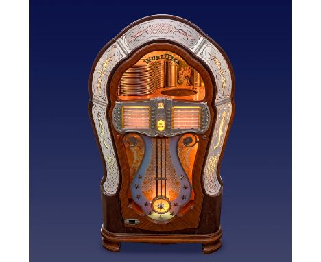 Musikbox Wurlitzer 1080 mit 24 Original-Platten, 1947Maße: ca. 85 x 147 x 62 cm, Gestaltung: Paul Fuller, für 24 Platten. 220