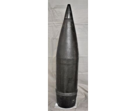 German WWII 15.2cm Sprgr K. H. 433/1 (r) Model 17 1944 dated Artillery Shell with original wooden carry case, fantastic paint