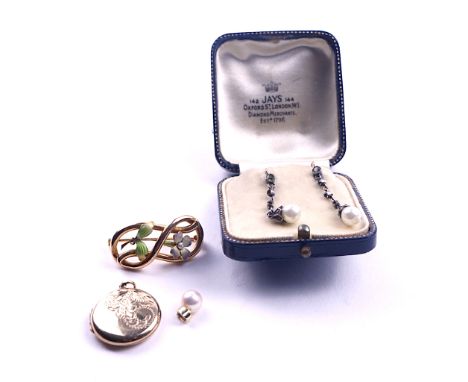 A 9CT GOLD CIRCULAR PENDANT LOCKET AND THREE FURTHER ITEMS OF JEWELLERY (4)The pendant locket with engraved decoration, Birmi