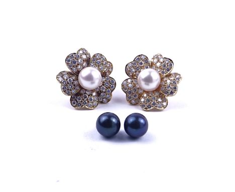 A PAIR OF GOLD, DIAMOND AND CULTURED PEARL EARCLIPS (4)Each designed as a flowerhead, with screw down central cultured pearls