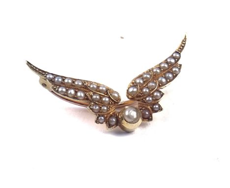 AN EDWARDIAN GOLD AND SEED PEARL BROOCHDesigned as a pair of wings, mounted with seed pearls, detailed SS 15, gross weight 6.