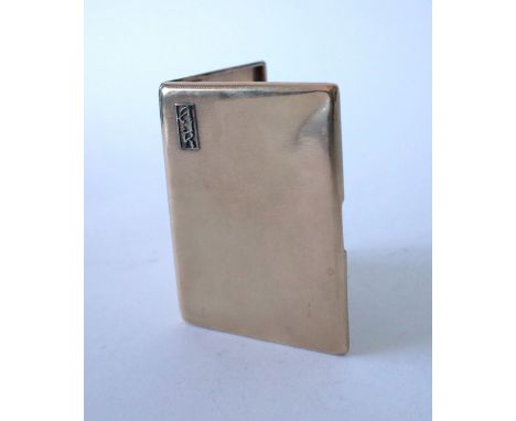 A 9CT GOLD RECTANGULAR CIGARETTE CASEThe exterior with engine turned decoration and with applied initials, London 1939, gross