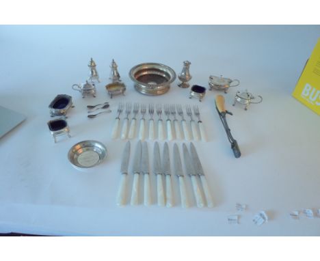 A SILVER BOTTLE COASTER, A GROUP OF SILVER, PLATED WARES AND FURTHER ITEMS (QTY)The silver bottle coaster Birmingham 1968, ha