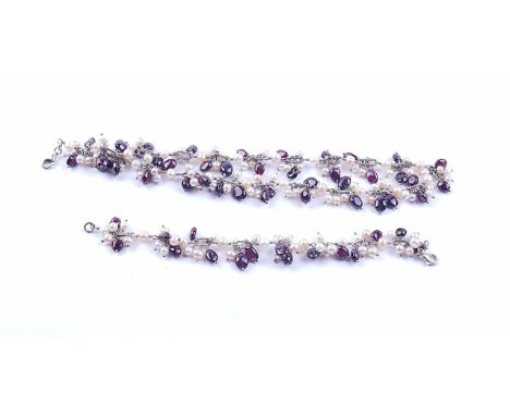 A SILVER, GARNET BEAD AND FRESHWATER CULTURED PEARL NECKLACE AND A MATCHING BRACELET (2)Each piece with pendant garnet beads 