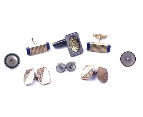 A GROUP OF CUFFLINKS, BUTTONS AND STUDS (6)Comprising; a pair of 9ct gold curved rectangular cufflinks with engraved decorati