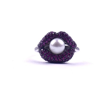 A CULTURED PEARL, DIAMOND AND PINK SAPPHIRE RINGDesigned as a pair of lips, pave set with circular cut pink sapphires, enclos