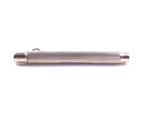 A 9CT GOLD DROP ACTION PENCILWith engine turned decoration, Birmingham 1954, length closed 8cm