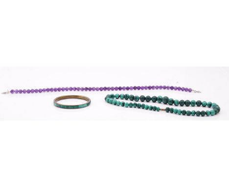 A GROUP OF JEWELLERY (22)Comprising; a flat cut garnet and seed pearl pendant brooch, nine further brooches, three rings, a p