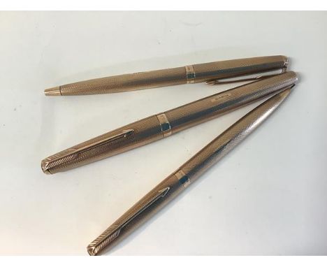 Parker: a set of three 9ct gold pens comprising fountain pen, ballpoint pen and propelling pencil, each with engine-turned de