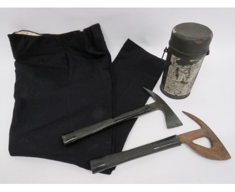 WW2 RAF Aircrew Thermos Flask, Axe etc. A selection of items including: Aircrew / Airborne pattern thermos flask.... Aircraft