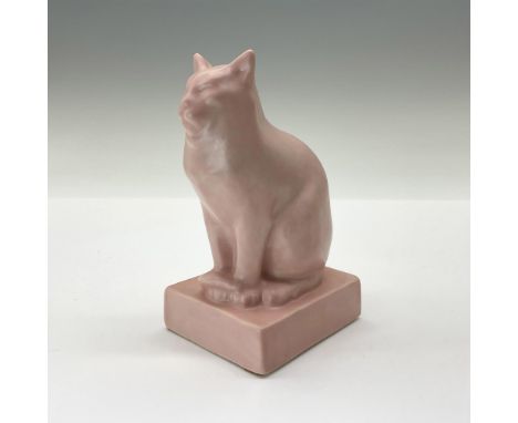 Adorable seated cat crafted from the original master mold #6402 from 1933. Finished in a lovely pink semi-matte glaze. Rookwo