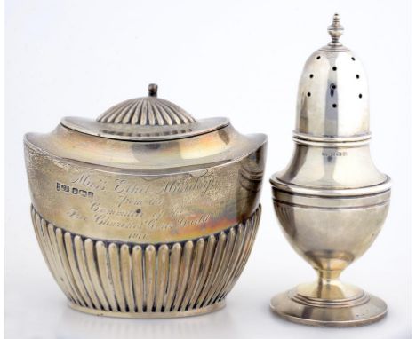 AN EDWARD VII SILVER TEA CADDY, 9.5CM H SHEFFIELD 1908 AND A SILVER CASTER AND COVER, 8OZS 5DWTS