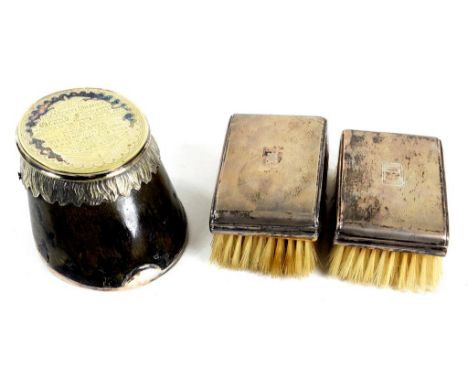 A VICTORIAN EPNS MOUNTED HOOF INKWELL 6.5CM H AND A PAIR OF SILVER GENTLEMAN'S BRUSHES, ENGINE TURNED