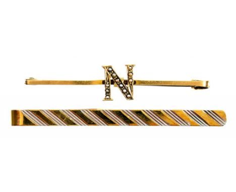 A 9CT GOLD TIE CLIP AND A SPLIT PEARL AND 9CT GOLD BAR BROOCH APPLIED WITH THE INITIAL 'N', 3G