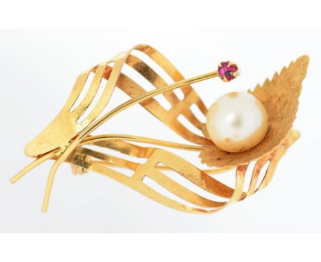A GOLD SPRAY BROOCH SET WITH A CULTURED PEARL AND RUBY, INDISTINCTLY MARKED, 5.8G