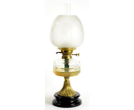 A VICTORIAN BRASS OIL LAMP WITH FACETED GLASS FOUNT AND ETCHED SHADE, 53CM H