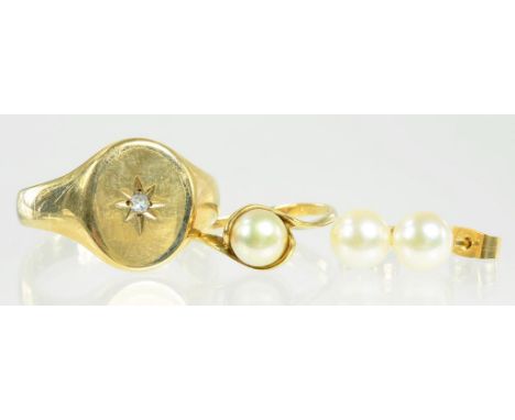 A GEM SET 9CT GOLD SIGNET RING A CULTURED PEARL SET GOLD RING AND PAIR OF SIMILAR EARRINGS, 7.9G