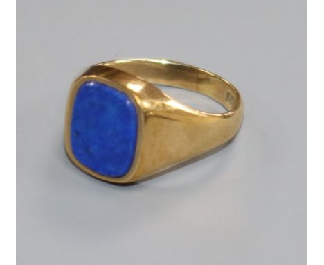 A 9ct. gold and lapis lazuli signet ring, size S.