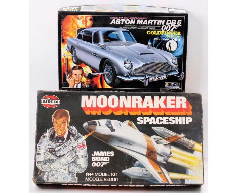 A collection of James Bond 007 plastic kits to include a Doyusha 1/24 scale model of a 007 Goldfinger Aston Martin DB5 togeth